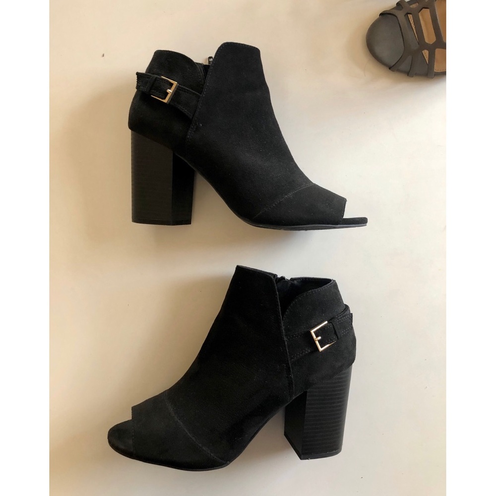 Apt. 9 “Defined Comfort” Black Open-Toe Heels.
